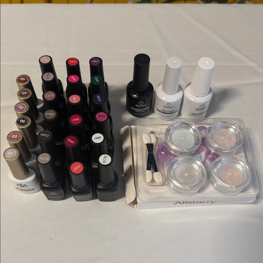 Gel Nail Polish Set - Assorted Colors
UV lamp included
Gently used